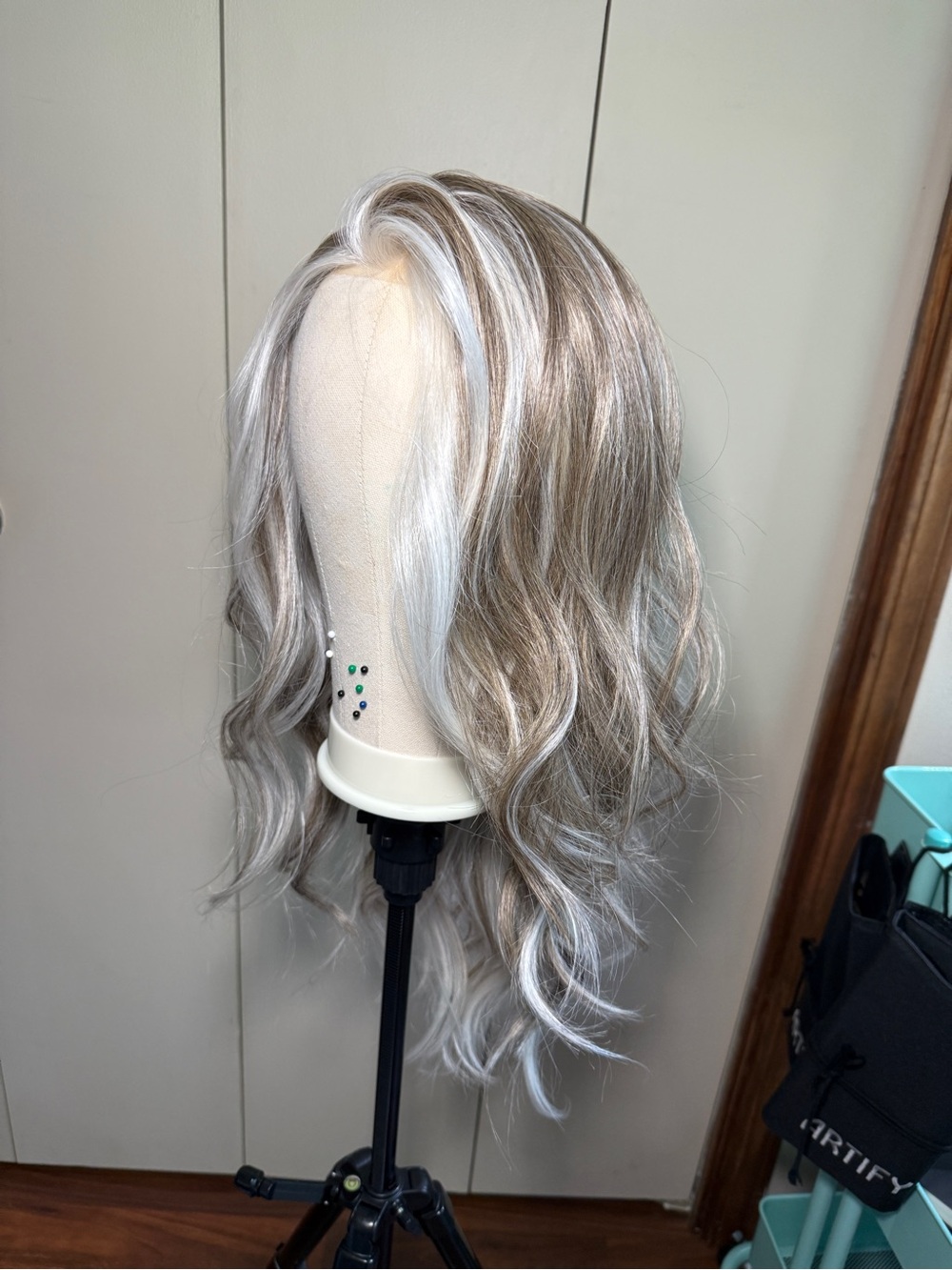 Grey highlight 13x6 lacefront synthetic wig 22inch NEW!! - Picture 6 of 9